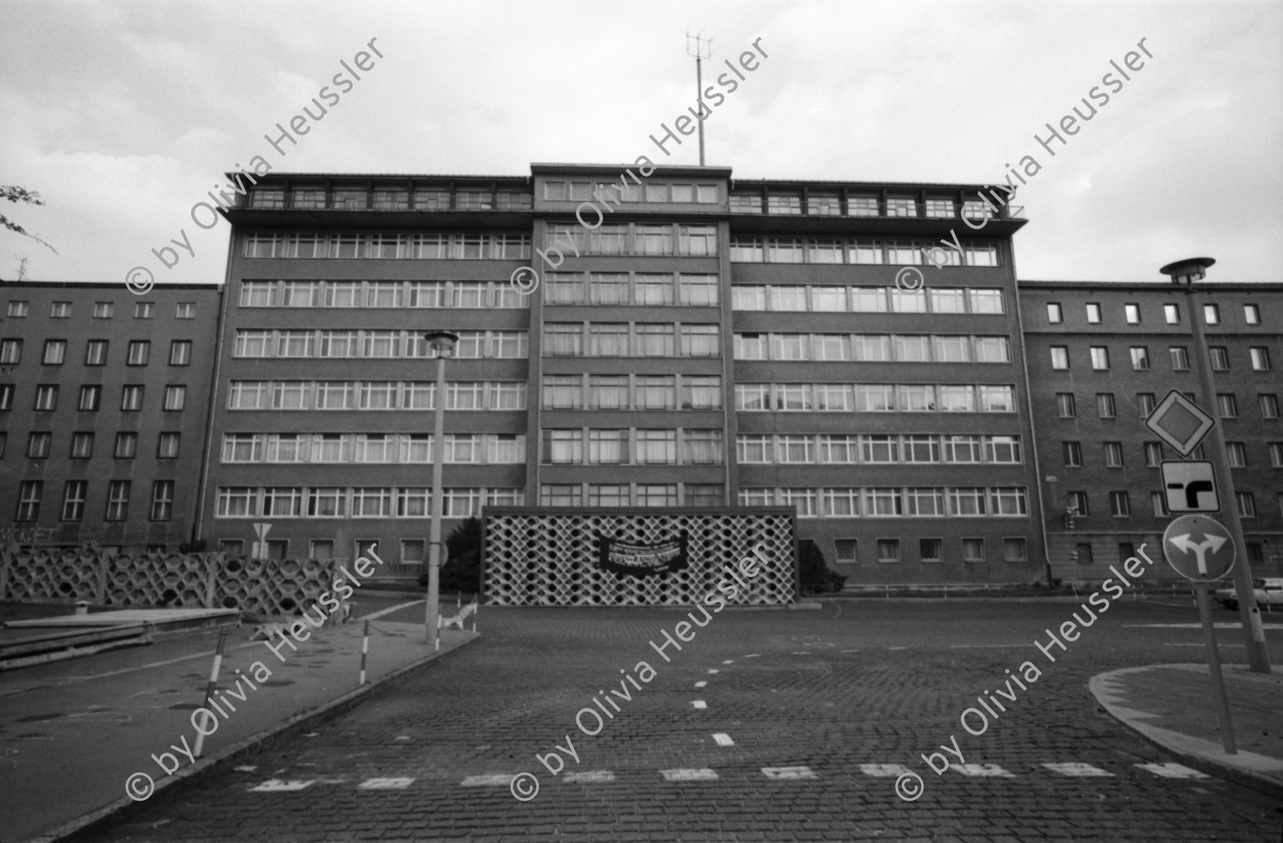 Image of sheet 19900690 photo 15: Besetzung des Staatsicherheitsgebäudes an der Magdalenenstrasse, in Berlin durch Wolf Biermann etc. Protestlesung. 

Karl Wolf Biermann (* 15. November 1936 in Hamburg) ist ein deutscher Liedermacher und Lyriker. Er übersiedelte 1953 in die DDR und veröffentlichte ab 1960 erste Lieder und Gedichte. Gegen den scharfen Kritiker der DDR-Parteidiktatur wurde 1965 ein totales Auftritts- und Publikationsverbot verhängt. 1976 wurde er ausgebürgert und ging nach Hamburg zurück. Die Ausbürgerung Biermanns löste in Ost- und Westdeutschland große Proteste aus. Seine Gedichtbände zählen zu den meistverkauften der deutschen Nachkriegsliteratur. Biermann wurde mit allen großen Literaturpreisen Deutschlands geehrt.


Gespräche mit Funktionären aus dem Westen frisch importiert, im ehemaligen  Reichsluftfahrtministerium an der Leibzigerstrasse. Das Reichsluftfahrtministerium (RLM) war ein Ministerium in der Zeit des Dritten Reichs. Für dieses Ministerium wurde 1935 ein monumentales Bürogebäude in Berlin errichtet, das seit 1992 Detlev-Rohwedder-Haus heißt und heute Sitz des Bundesministeriums der Finanzen ist. Mann mit Transparent Fahne vor Polizei. Nr. 36 Rainer Simmang Waldemar Schmidt Str. 75 Berlin 1153, jüngerer der Beiden. Büro.