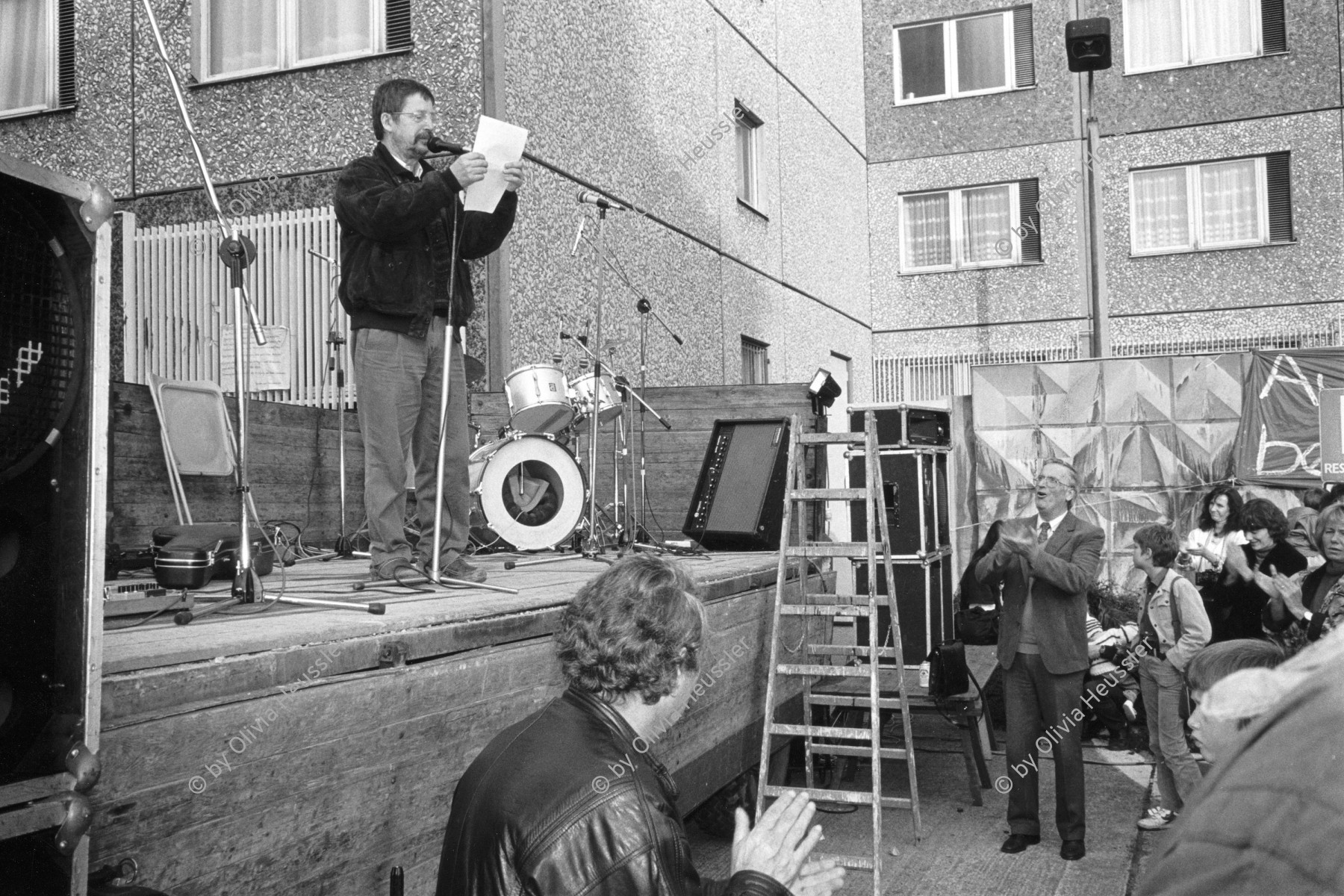 Image of sheet 19900690 photo 23: Wolf Wolfgang Biermann Portrait kurz vor der Deutschen Wiedervereinigung und während der Besetzung des Stasi Staatssicherheit Gebäudes in Berlin Magdalenenstrasse. 1990 √

Karl Wolf Biermann (* 15. November 1936 in Hamburg) ist ein deutscher Liedermacher und Lyriker. Er übersiedelte 1953 in die DDR und veröffentlichte ab 1960 erste Lieder und Gedichte. Gegen den scharfen Kritiker der DDR-Parteidiktatur wurde 1965 ein totales Auftritts- und Publikationsverbot verhängt. 1976 wurde er ausgebürgert und ging nach Hamburg zurück. Die Ausbürgerung Biermanns löste in Ost- und Westdeutschland große Proteste aus. Seine Gedichtbände zählen zu den meistverkauften der deutschen Nachkriegsliteratur. Biermann wurde mit allen großen Literaturpreisen Deutschlands geehrt.