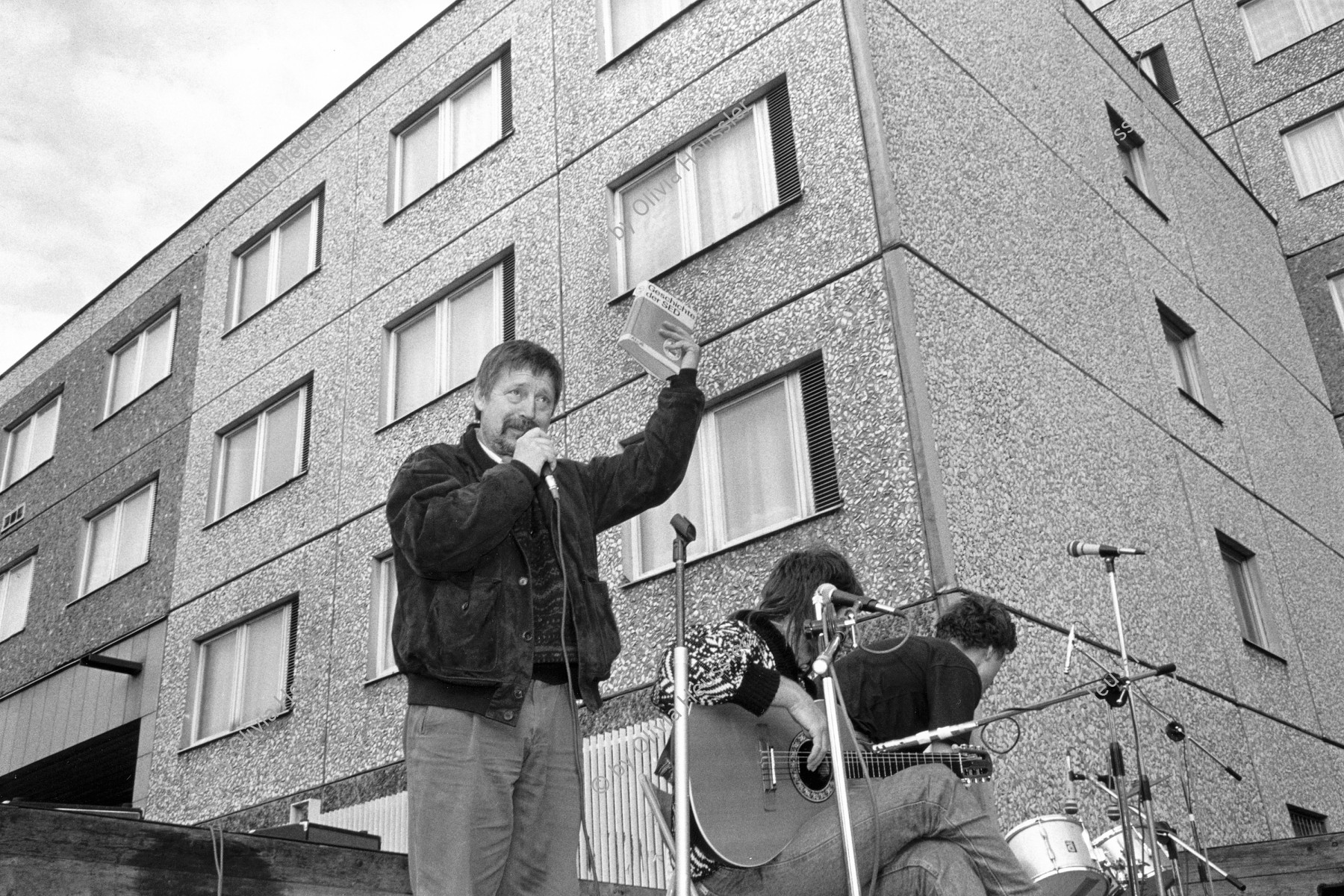 Image of sheet 19900690 photo 25: Wolf Biermann kurz vor der Deutschen Wiedervereinigung und während der Besetzung des Stasi Staatssicherheits Gebäudes in Berlin, Magdalenenstrasse 1990. 

Karl Wolf Biermann (* 15. November 1936 in Hamburg) ist ein deutscher Liedermacher und Lyriker. Er übersiedelte 1953 in die DDR und veröffentlichte ab 1960 erste Lieder und Gedichte. Gegen den scharfen Kritiker der DDR-Parteidiktatur wurde 1965 ein totales Auftritts- und Publikationsverbot verhängt. 1976 wurde er ausgebürgert und ging nach Hamburg zurück. Die Ausbürgerung Biermanns löste in Ost- und Westdeutschland große Proteste aus. Seine Gedichtbände zählen zu den meistverkauften der deutschen Nachkriegsliteratur. Biermann wurde mit allen großen Literaturpreisen Deutschlands geehrt.