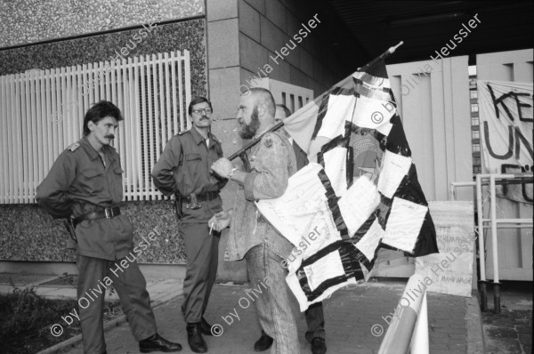 Image of sheet 19900690 photo 27: Besetzung des Staatsicherheitsgebäudes an der Magdalenenstrasse, in Berlin durch Wolf Biermann etc. Protestlesung. 

Karl Wolf Biermann (* 15. November 1936 in Hamburg) ist ein deutscher Liedermacher und Lyriker. Er übersiedelte 1953 in die DDR und veröffentlichte ab 1960 erste Lieder und Gedichte. Gegen den scharfen Kritiker der DDR-Parteidiktatur wurde 1965 ein totales Auftritts- und Publikationsverbot verhängt. 1976 wurde er ausgebürgert und ging nach Hamburg zurück. Die Ausbürgerung Biermanns löste in Ost- und Westdeutschland große Proteste aus. Seine Gedichtbände zählen zu den meistverkauften der deutschen Nachkriegsliteratur. Biermann wurde mit allen großen Literaturpreisen Deutschlands geehrt.


Gespräche mit Funktionären aus dem Westen frisch importiert, im ehemaligen  Reichsluftfahrtministerium an der Leibzigerstrasse. Das Reichsluftfahrtministerium (RLM) war ein Ministerium in der Zeit des Dritten Reichs. Für dieses Ministerium wurde 1935 ein monumentales Bürogebäude in Berlin errichtet, das seit 1992 Detlev-Rohwedder-Haus heißt und heute Sitz des Bundesministeriums der Finanzen ist. Mann mit Transparent Fahne vor Polizei. Nr. 36 Rainer Simmang Waldemar Schmidt Str. 75 Berlin 1153, jüngerer der Beiden. Büro.