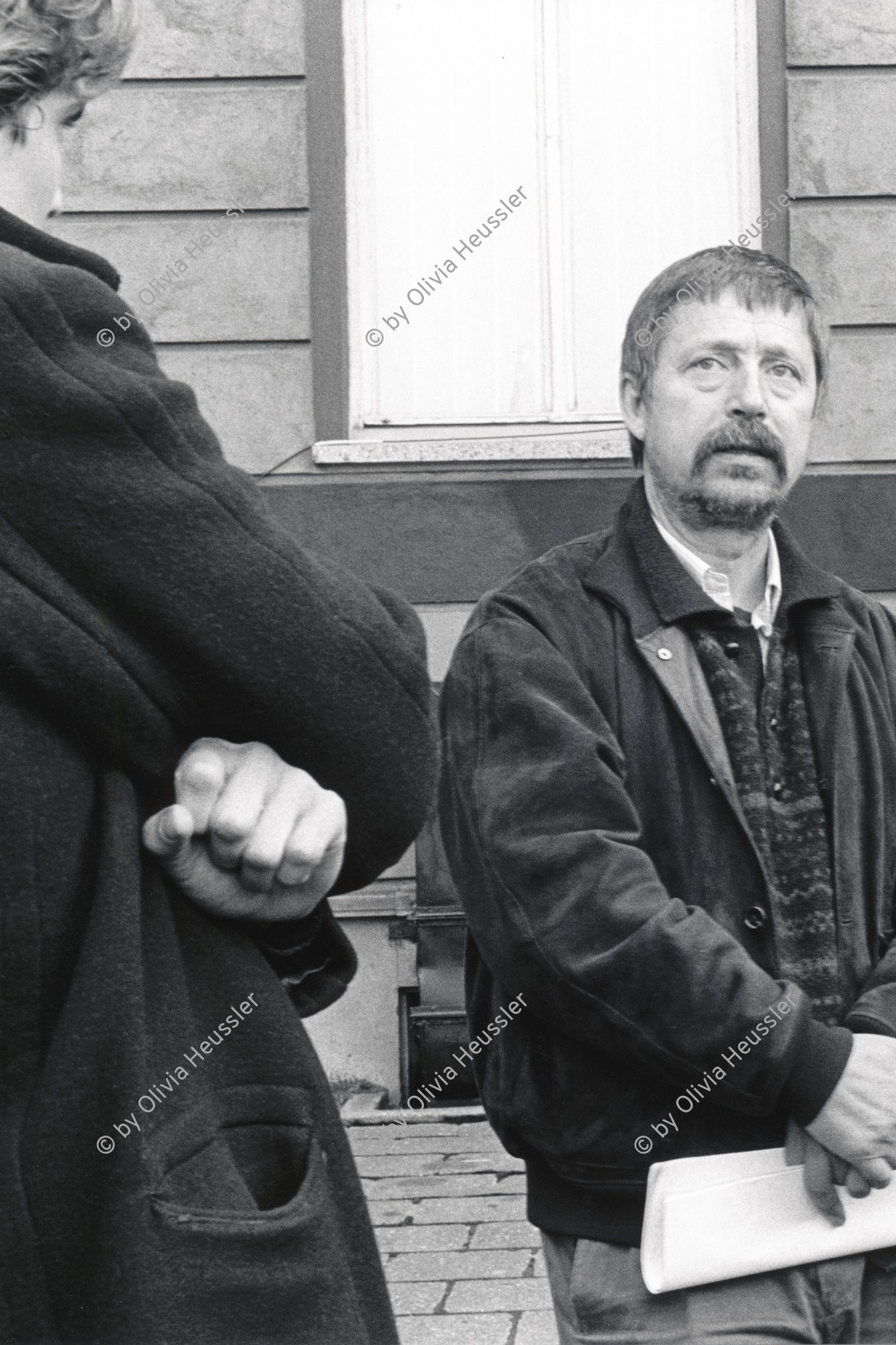 Image of sheet 19900690 photo 3: Wolf Biermann kurz vor der Deutschen Wiedervereinigung und während der Besetzung des Stasi Staatssicherheits Gebäudes in Berlin, Magdalenenstrasse 1990. 

Karl Wolf Biermann (* 15. November 1936 in Hamburg) ist ein deutscher Liedermacher und Lyriker. Er übersiedelte 1953 in die DDR und veröffentlichte ab 1960 erste Lieder und Gedichte. Gegen den scharfen Kritiker der DDR-Parteidiktatur wurde 1965 ein totales Auftritts- und Publikationsverbot verhängt. 1976 wurde er ausgebürgert und ging nach Hamburg zurück. Die Ausbürgerung Biermanns löste in Ost- und Westdeutschland große Proteste aus. Seine Gedichtbände zählen zu den meistverkauften der deutschen Nachkriegsliteratur. Biermann wurde mit allen großen Literaturpreisen Deutschlands geehrt.