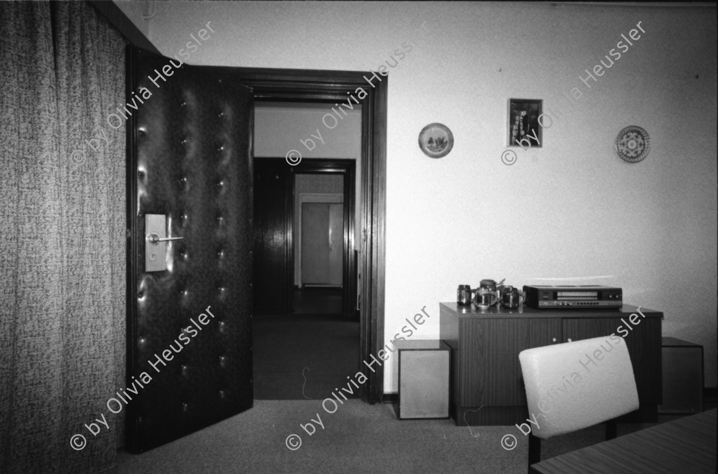 Image of sheet 19900690 photo 32: Wolf Biermann kurz vor der Deutschen Wiedervereinigung und während der Besetzung des Stasi Staatssicherheits Gebäudes in Berlin, Magdalenenstrasse 1990. 

Karl Wolf Biermann (* 15. November 1936 in Hamburg) ist ein deutscher Liedermacher und Lyriker. Er übersiedelte 1953 in die DDR und veröffentlichte ab 1960 erste Lieder und Gedichte. Gegen den scharfen Kritiker der DDR-Parteidiktatur wurde 1965 ein totales Auftritts- und Publikationsverbot verhängt. 1976 wurde er ausgebürgert und ging nach Hamburg zurück. Die Ausbürgerung Biermanns löste in Ost- und Westdeutschland große Proteste aus. Seine Gedichtbände zählen zu den meistverkauften der deutschen Nachkriegsliteratur. Biermann wurde mit allen großen Literaturpreisen Deutschlands geehrt.