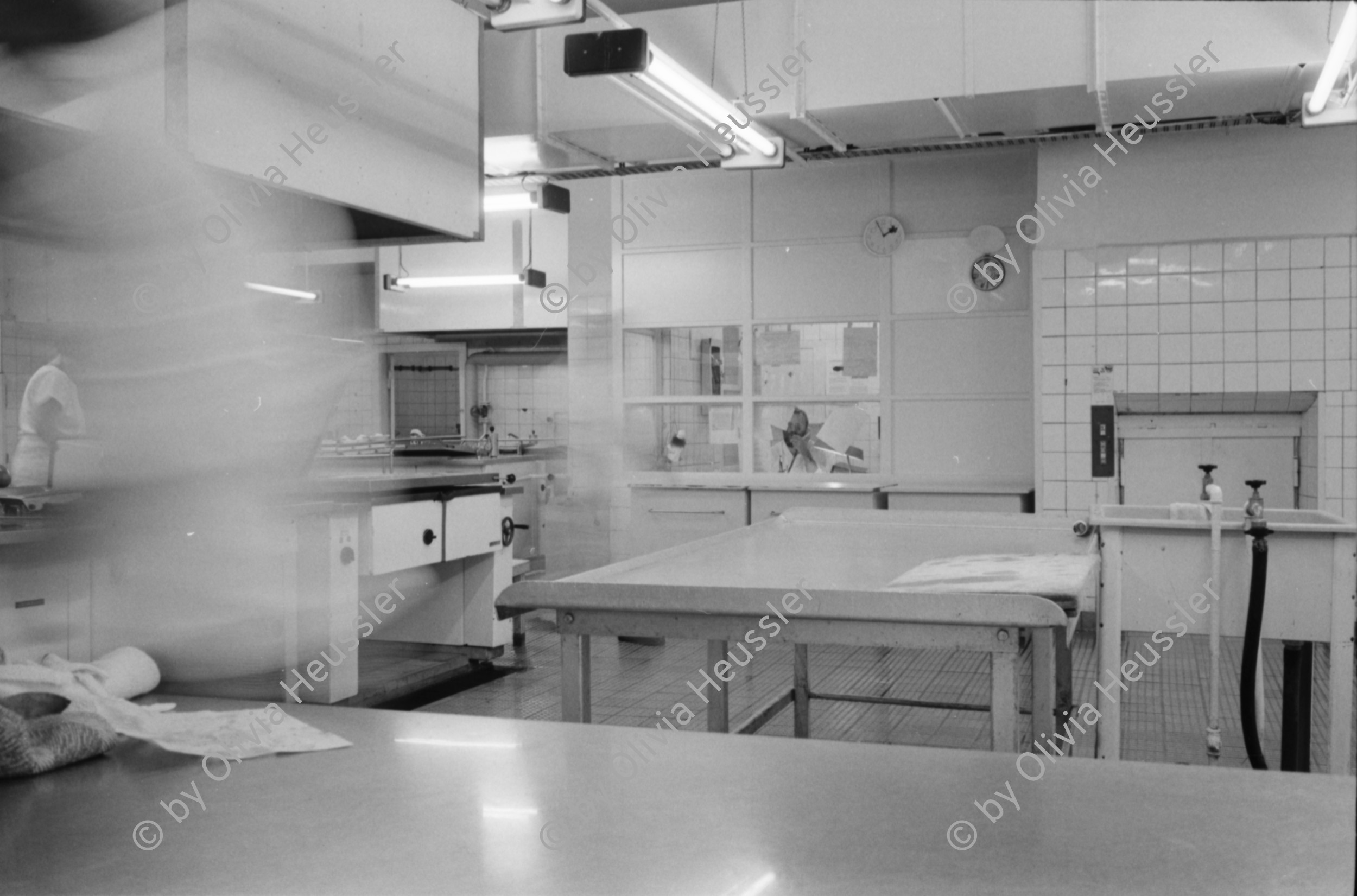 Image of sheet 19900700 photo 24: frtsg. 900690  ehem. Reichsluftfahrt-Ministerium (gebaut 1936 von Architekt Prof. Ernst Sagebiel) Das Reichsluftfahrtministerium (RLM) war ein Ministerium in der Zeit des Dritten Reichs. Für dieses Ministerium wurde 1935 ein monumentales Bürogebäude in Berlin errichtet
 ab 1947 Haus der Ministerien DDR. Ministerium für Regionale und kommunale
 Angelegenheiten an der Wilhelmstrasse Leipzigerstrasse Berlin. ab 1991 Treuhandanstalt Heute Bundesfinanzamt
 2500 Zimmer Büros Göhring im kleinen Festsaal (DDR).
seit 1992 heisst es Detlev-Rohwedder-Haus und ist heute Sitz des Bundesministeriums der Finanzen.
 Pressesprecherin Gisela Schneider Wiesenwinkel 8 1107 Berlin. Nr.
 10.  Nr. 2 Claus Möller Karl-Marxstr. 39( Haupstr.)
 Meuselbach Thürigen 6429. Restaurant Preis mit Nachtisch 1.60
 Mark.In der Küche. Geschirrwasch Maschine. Im Kellergeschoss. Nr.
 33 Angelika Schwibert Borkumstr. 10 Berlin
 1100.Versorgungsbetrieb 38 j. 1 Kind verh. Mann ist arbeitslos. Elektriker.