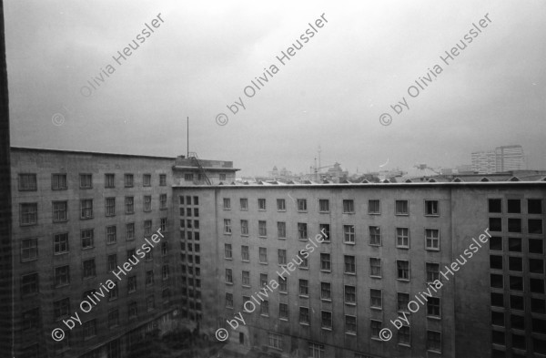 Image of sheet 19900700 photo 6: frtsg. 900690  ehem. Reichsluftfahrt-Ministerium (gebaut 1936 von Architekt Prof. Ernst Sagebiel) Das Reichsluftfahrtministerium (RLM) war ein Ministerium in der Zeit des Dritten Reichs. Für dieses Ministerium wurde 1935 ein monumentales Bürogebäude in Berlin errichtet
 ab 1947 Haus der Ministerien DDR. Ministerium für Regionale und kommunale
 Angelegenheiten an der Wilhelmstrasse Leipzigerstrasse Berlin. ab 1991 Treuhandanstalt Heute Bundesfinanzamt
 2500 Zimmer Büros Göhring im kleinen Festsaal (DDR).
seit 1992 heisst es Detlev-Rohwedder-Haus und ist heute Sitz des Bundesministeriums der Finanzen.
 Pressesprecherin Gisela Schneider Wiesenwinkel 8 1107 Berlin. Nr.
 10.  Nr. 2 Claus Möller Karl-Marxstr. 39( Haupstr.)
 Meuselbach Thürigen 6429. Restaurant Preis mit Nachtisch 1.60
 Mark.In der Küche. Geschirrwasch Maschine. Im Kellergeschoss. Nr.
 33 Angelika Schwibert Borkumstr. 10 Berlin
 1100.Versorgungsbetrieb 38 j. 1 Kind verh. Mann ist arbeitslos. Elektriker.