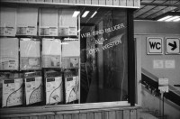 Image of sheet 19900710 photo 34: Schaufenster in der DDR, Ost-Berlin Alexanderplatz, 1990.
Wir sind billiger als der Westen