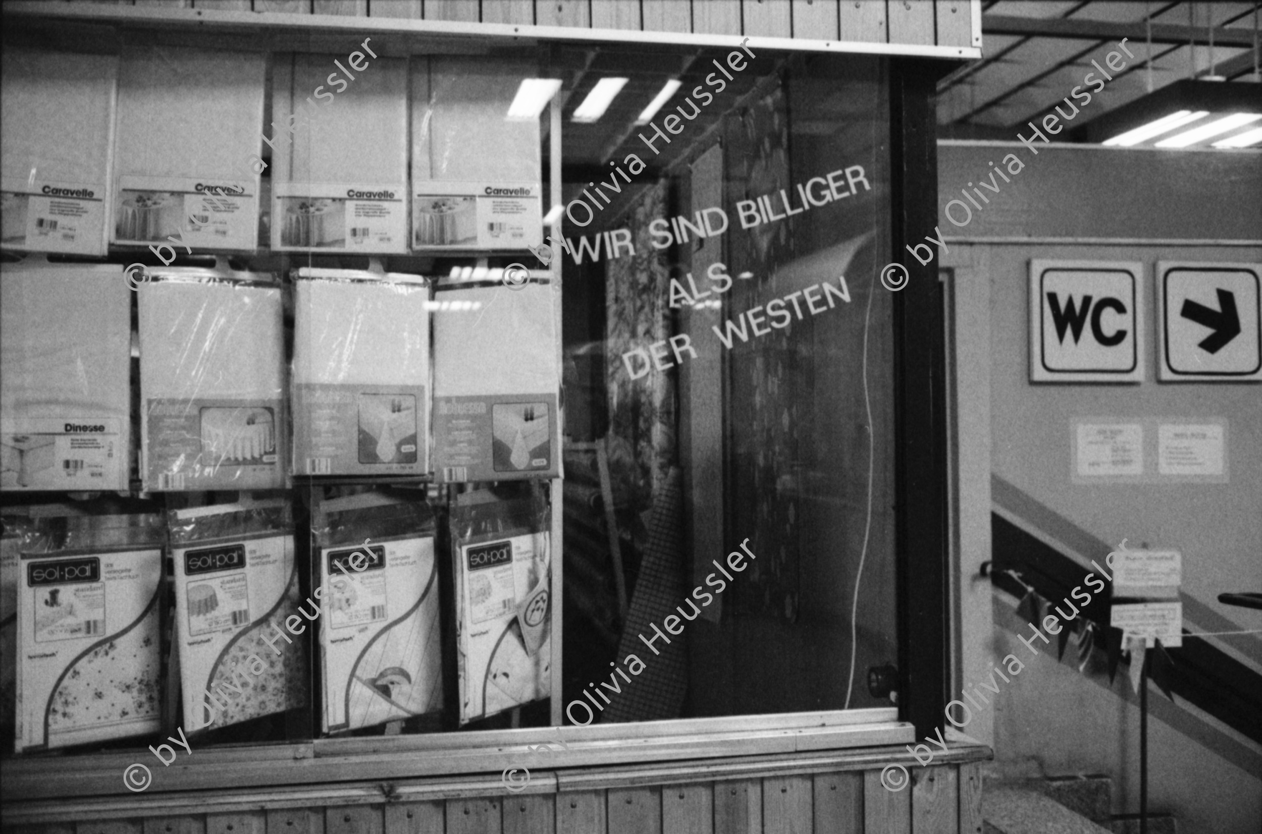 Image of sheet 19900710 photo 34: Schaufenster in der DDR, Ost-Berlin Alexanderplatz, 1990.
Wir sind billiger als der Westen