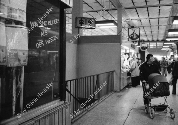 Image of sheet 19900710 photo 35: Schaufenster in der DDR, Ost-Berlin Alexanderplatz, 1990. Wir sind billiger als der Westen