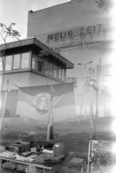Image of sheet 19900720 photo 17: Left Overs am Checkpoint-Charlie, Berlin 1990.
Neue Zeit DDR Auswahl