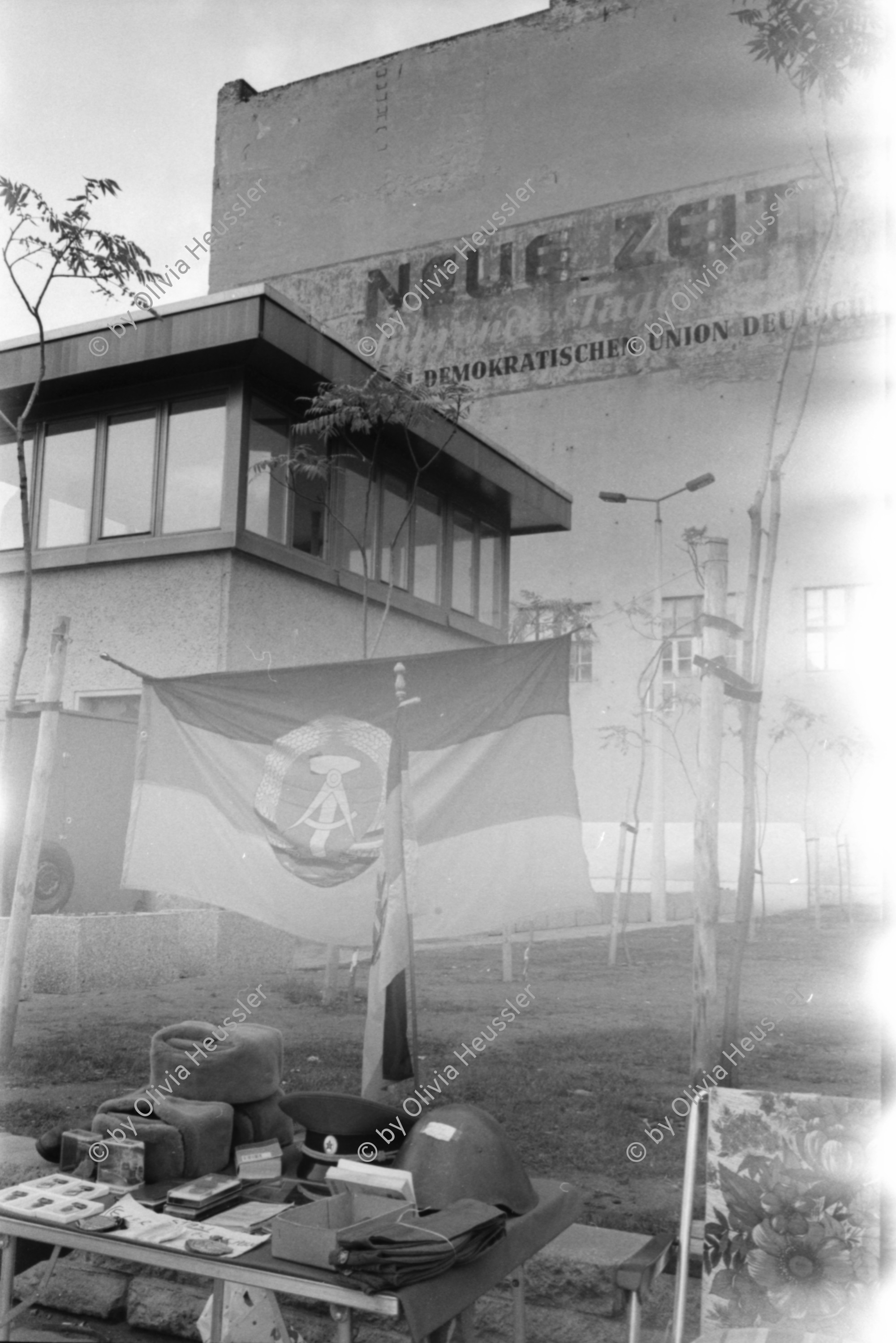 Image of sheet 19900720 photo 17: Left Overs am Checkpoint-Charlie, Berlin 1990.
Neue Zeit DDR Auswahl