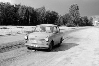 Image of sheet 19900730 photo 22: Ein Trabant wird vom Reichstag auf der Ebertstrasse, dem Mauerstreifen zum Potsdamerplatz gefahren. Berlin nach der Wende 1990 Ex DDR GDR Deutschland Germany transport car √ 
A Trabant is driven by the Reichstag on Ebert Street, where the Berlin Wall was, to the Potsdamer Platz. Berlin 

Trabant heißt die ab 1958 in der DDR in Serie gefertigte Pkw-Baureihe der Hersteller VEB Automobilwerk Zwickau und VEB Sachsenring Automobilwerke Zwickau. Zwischen November 1957 (Nullserie) und April 1991 wurden in Zwickau insgesamt 3.051.385 Fahrzeuge der Trabant-Baureihe produziert. Beim deutschen Kraftfahrt-Bundesamt waren zum 1. Januar 2011 noch genau 33.726 Fahrzeuge in Deutschland registrier