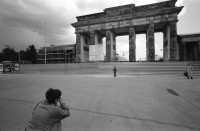 Image of sheet 19900730 photo 24: Brandenburg Gate ohne Skulptur Quadriga. Frau fotografiert. Schwarzmarkt. Polenmarkt. Volks- Polizei bricht illegale Verkaufsstände ab.