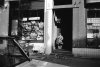 Image of sheet 19900730 photo 35: Frau mit Geldbeutel vor Zeitungsladen, Berlin 1990.
DDR
Auswahl