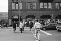 Image of sheet 19900740 photo 10: Mann verkauft Brot. Die Presse von nah und fern dokumentiert alles. Abfallberge säumen die Strassenränder. Die Mauer ist sich am auflösen. Wird noch schnell neu besprayt um die Stücke als Originale am Checkpoint zu verkaufen. Im alten Studio von Thomas Grimm am Friedrichshain. Im Kreiskulturhaus Galerie Treptow zeigt Stefan Nestler seine Fotos. Berlin 1990 Ost Deutschland DDR GDR