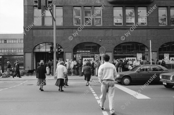 Image of sheet 19900740 photo 10: Mann verkauft Brot. Die Presse von nah und fern dokumentiert alles. Abfallberge säumen die Strassenränder. Die Mauer ist sich am auflösen. Wird noch schnell neu besprayt um die Stücke als Originale am Checkpoint zu verkaufen. Im alten Studio von Thomas Grimm am Friedrichshain. Im Kreiskulturhaus Galerie Treptow zeigt Stefan Nestler seine Fotos. Berlin 1990 Ost Deutschland DDR GDR