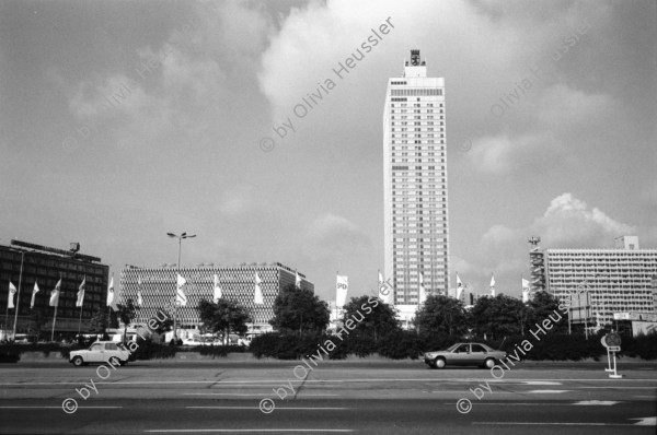 Image of sheet 19900740 photo 11: Mann verkauft Brot. Die Presse von nah und fern dokumentiert alles. Abfallberge säumen die Strassenränder. Die Mauer ist sich am auflösen. Wird noch schnell neu besprayt um die Stücke als Originale am Checkpoint zu verkaufen. Im alten Studio von Thomas Grimm am Friedrichshain. Im Kreiskulturhaus Galerie Treptow zeigt Stefan Nestler seine Fotos. Berlin 1990 Ost Deutschland DDR GDR