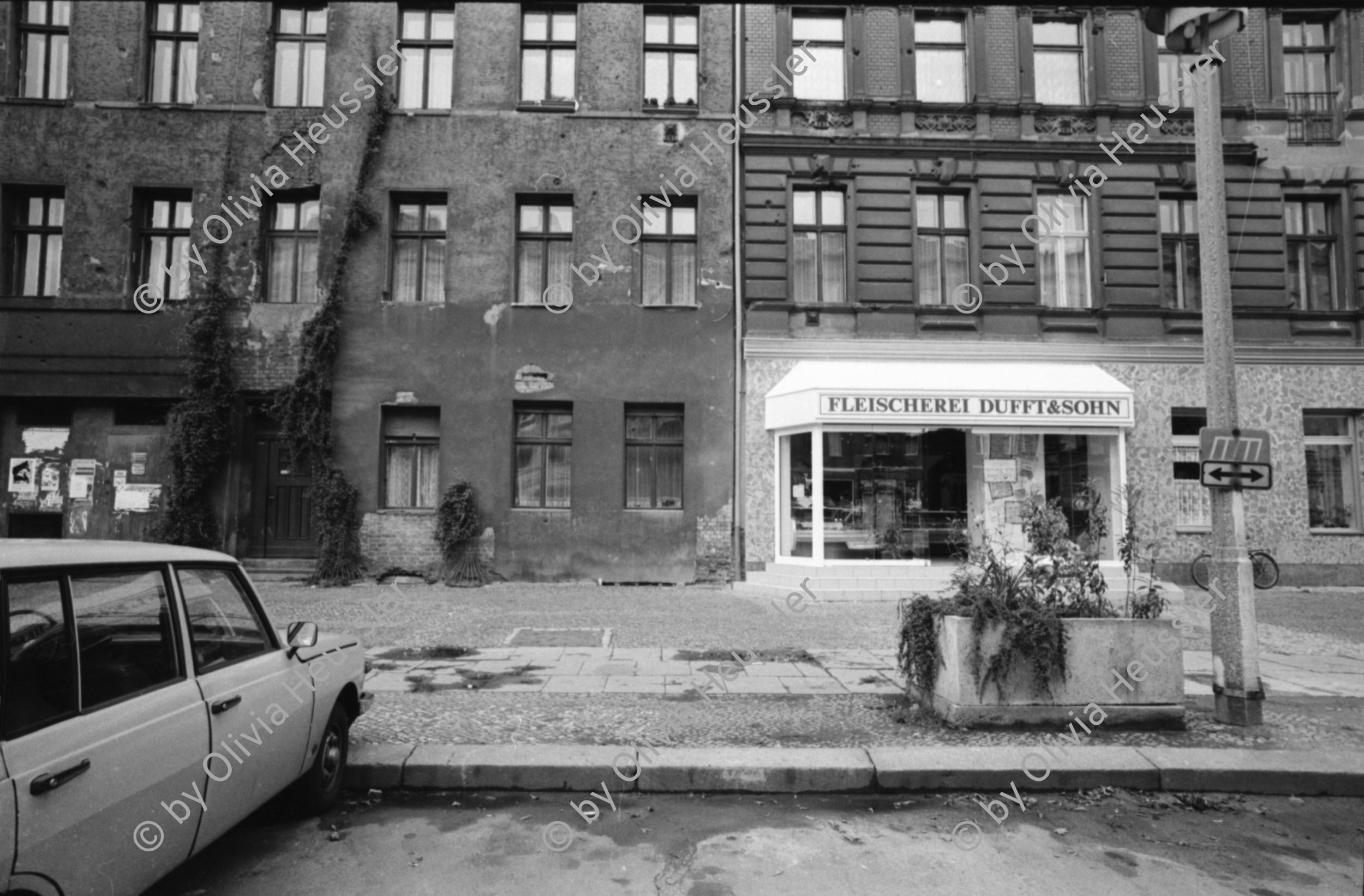 Image of sheet 19900740 photo 14: Mann verkauft Brot. Die Presse von nah und fern dokumentiert alles. Abfallberge säumen die Strassenränder. Die Mauer ist sich am auflösen. Wird noch schnell neu besprayt um die Stücke als Originale am Checkpoint zu verkaufen. Im alten Studio von Thomas Grimm am Friedrichshain. Im Kreiskulturhaus Galerie Treptow zeigt Stefan Nestler seine Fotos. Berlin 1990 Ost Deutschland DDR GDR