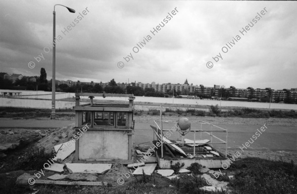 Image of sheet 19900740 photo 15: Mann verkauft Brot. Die Presse von nah und fern dokumentiert alles. Abfallberge säumen die Strassenränder. Die Mauer ist sich am auflösen. Wird noch schnell neu besprayt um die Stücke als Originale am Checkpoint zu verkaufen. Im alten Studio von Thomas Grimm am Friedrichshain. Im Kreiskulturhaus Galerie Treptow zeigt Stefan Nestler seine Fotos. Berlin 1990 Ost Deutschland DDR GDR