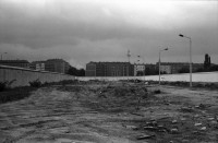 Image of sheet 19900740 photo 18: Mann verkauft Brot. Die Presse von nah und fern dokumentiert alles. Abfallberge säumen die Strassenränder. Die Mauer ist sich am auflösen. Wird noch schnell neu besprayt um die Stücke als Originale am Checkpoint zu verkaufen. Im alten Studio von Thomas Grimm am Friedrichshain. Im Kreiskulturhaus Galerie Treptow zeigt Stefan Nestler seine Fotos. Berlin 1990 Ost Deutschland DDR GDR