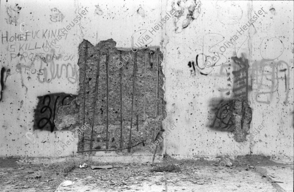 Image of sheet 19900740 photo 19: Mann verkauft Brot. Die Presse von nah und fern dokumentiert alles. Abfallberge säumen die Strassenränder. Die Mauer ist sich am auflösen. Wird noch schnell neu besprayt um die Stücke als Originale am Checkpoint zu verkaufen. Im alten Studio von Thomas Grimm am Friedrichshain. Im Kreiskulturhaus Galerie Treptow zeigt Stefan Nestler seine Fotos. Berlin 1990 Ost Deutschland DDR GDR