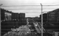 Image of sheet 19900740 photo 24: Mann verkauft Brot. Die Presse von nah und fern dokumentiert alles. Abfallberge säumen die Strassenränder. Die Mauer ist sich am auflösen. Wird noch schnell neu besprayt um die Stücke als Originale am Checkpoint zu verkaufen. Im alten Studio von Thomas Grimm am Friedrichshain. Im Kreiskulturhaus Galerie Treptow zeigt Stefan Nestler seine Fotos. Berlin 1990 Ost Deutschland DDR GDR