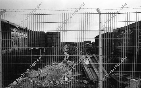 Image of sheet 19900740 photo 24: Mann verkauft Brot. Die Presse von nah und fern dokumentiert alles. Abfallberge säumen die Strassenränder. Die Mauer ist sich am auflösen. Wird noch schnell neu besprayt um die Stücke als Originale am Checkpoint zu verkaufen. Im alten Studio von Thomas Grimm am Friedrichshain. Im Kreiskulturhaus Galerie Treptow zeigt Stefan Nestler seine Fotos. Berlin 1990 Ost Deutschland DDR GDR