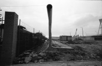 Image of sheet 19900740 photo 27: Mann verkauft Brot. Die Presse von nah und fern dokumentiert alles. Abfallberge säumen die Strassenränder. Die Mauer ist sich am auflösen. Wird noch schnell neu besprayt um die Stücke als Originale am Checkpoint zu verkaufen. Im alten Studio von Thomas Grimm am Friedrichshain. Im Kreiskulturhaus Galerie Treptow zeigt Stefan Nestler seine Fotos. Berlin 1990 Ost Deutschland DDR GDR