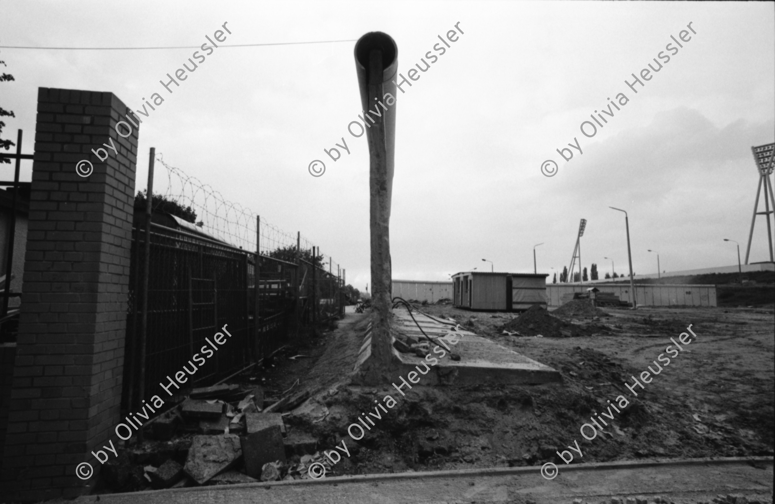 Image of sheet 19900740 photo 27: Mann verkauft Brot. Die Presse von nah und fern dokumentiert alles. Abfallberge säumen die Strassenränder. Die Mauer ist sich am auflösen. Wird noch schnell neu besprayt um die Stücke als Originale am Checkpoint zu verkaufen. Im alten Studio von Thomas Grimm am Friedrichshain. Im Kreiskulturhaus Galerie Treptow zeigt Stefan Nestler seine Fotos. Berlin 1990 Ost Deutschland DDR GDR