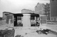 Image of sheet 19900740 photo 28: Mann verkauft Brot. Die Presse von nah und fern dokumentiert alles. Abfallberge säumen die Strassenränder. Die Mauer ist sich am auflösen. Wird noch schnell neu besprayt um die Stücke als Originale am Checkpoint zu verkaufen. Im alten Studio von Thomas Grimm am Friedrichshain. Im Kreiskulturhaus Galerie Treptow zeigt Stefan Nestler seine Fotos. Berlin 1990 Ost Deutschland DDR GDR
