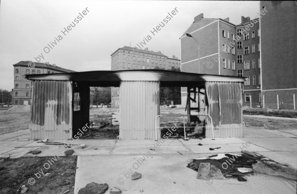 Image of sheet 19900740 photo 28: Mann verkauft Brot. Die Presse von nah und fern dokumentiert alles. Abfallberge säumen die Strassenränder. Die Mauer ist sich am auflösen. Wird noch schnell neu besprayt um die Stücke als Originale am Checkpoint zu verkaufen. Im alten Studio von Thomas Grimm am Friedrichshain. Im Kreiskulturhaus Galerie Treptow zeigt Stefan Nestler seine Fotos. Berlin 1990 Ost Deutschland DDR GDR