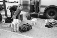 Image of sheet 19900740 photo 7: Mann verkauft Brot. Die Presse von nah und fern dokumentiert alles. Abfallberge säumen die Strassenränder. Die Mauer ist sich am auflösen. Wird noch schnell neu besprayt um die Stücke als Originale am Checkpoint zu verkaufen. Im alten Studio von Thomas Grimm am Friedrichshain. Im Kreiskulturhaus Galerie Treptow zeigt Stefan Nestler seine Fotos. Berlin 1990 Ost Deutschland DDR GDR