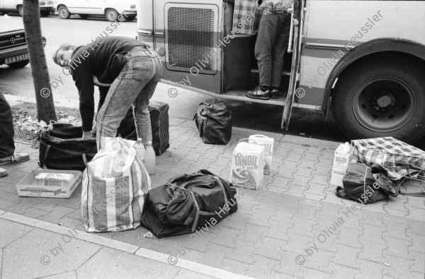 Image of sheet 19900740 photo 7: Mann verkauft Brot. Die Presse von nah und fern dokumentiert alles. Abfallberge säumen die Strassenränder. Die Mauer ist sich am auflösen. Wird noch schnell neu besprayt um die Stücke als Originale am Checkpoint zu verkaufen. Im alten Studio von Thomas Grimm am Friedrichshain. Im Kreiskulturhaus Galerie Treptow zeigt Stefan Nestler seine Fotos. Berlin 1990 Ost Deutschland DDR GDR