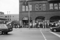 Image of sheet 19900740 photo 8: Mann verkauft Brot. Die Presse von nah und fern dokumentiert alles. Abfallberge säumen die Strassenränder. Die Mauer ist sich am auflösen. Wird noch schnell neu besprayt um die Stücke als Originale am Checkpoint zu verkaufen. Im alten Studio von Thomas Grimm am Friedrichshain. Im Kreiskulturhaus Galerie Treptow zeigt Stefan Nestler seine Fotos. Berlin 1990 Ost Deutschland DDR GDR