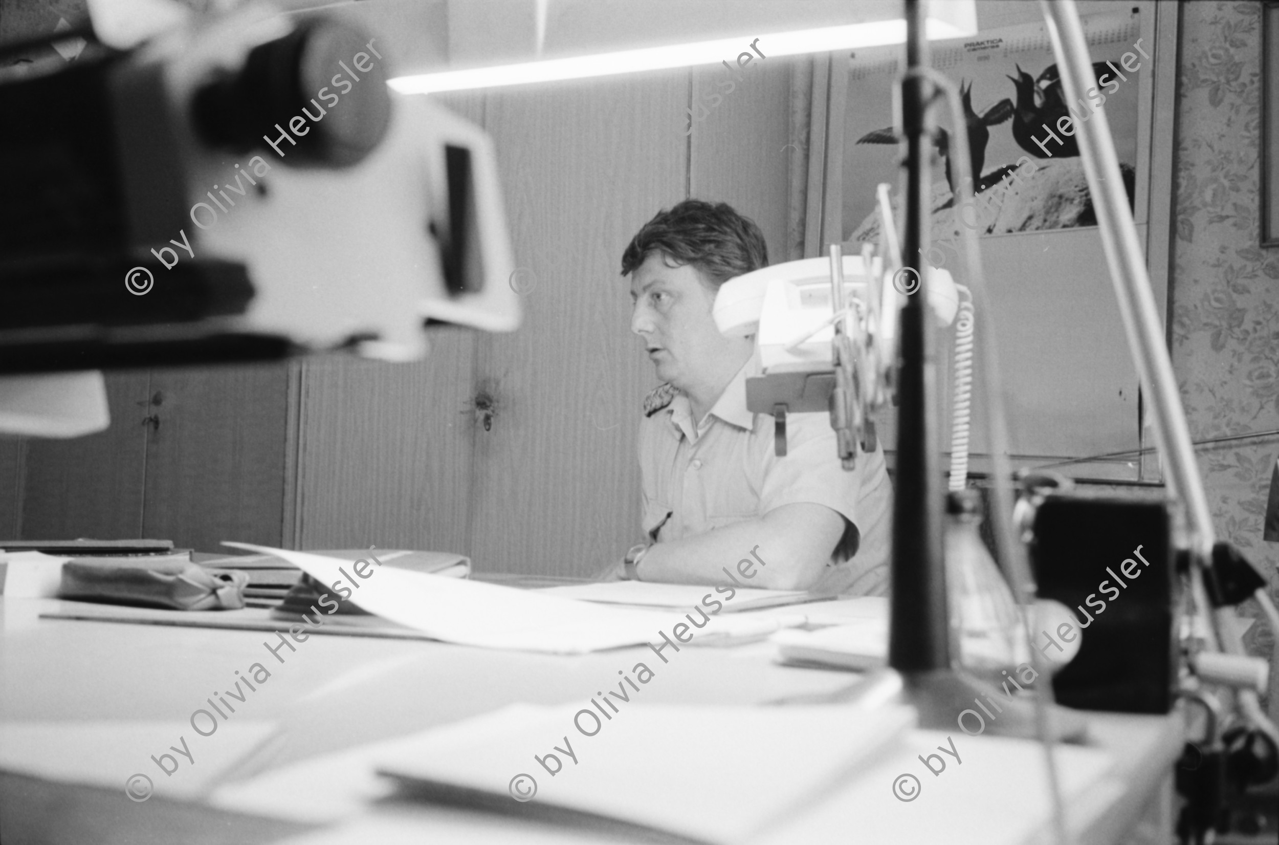 Image of sheet 19900750 photo 17: Im Kreiskulturhaus Treptow stellt Stefan Nestler aus. Puschkinallee. Leiter 'Longest' Frank Stein.In Dresden Interwiev mit Mayor Lutz Steidte E- Schulze Knuber Str. 5 8020 Dresden. Nr. 7 - 17. Gruppenbild auf Panzerdenkmal vor sowietischer Militärakademie. Aleks Weber Stefan Nestler, Judith Rieser und Olivia. Restaurant Stühle an der Elbe. Die Brücke 'Das Blaue Wunder' in Renovation. Stefan in seinem Atelier. Aleks im Auto.