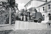 Image of sheet 19900750 photo 19: Olivia Heussler, Aleks Weber, Stefan Nestler und Judith Rieser vor Denkmal mit Panzer in  Dresden vor der Wiedervereinigung, 1990. 
artist war memorial tank military german East Germany GDR 1917
