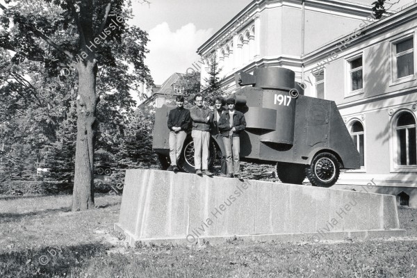 Image of sheet 19900750 photo 19: Olivia Heussler, Aleks Weber, Stefan Nestler und Judith Rieser vor Denkmal mit Panzer in  Dresden vor der Wiedervereinigung, 1990. 
artist war memorial tank military german East Germany GDR 1917