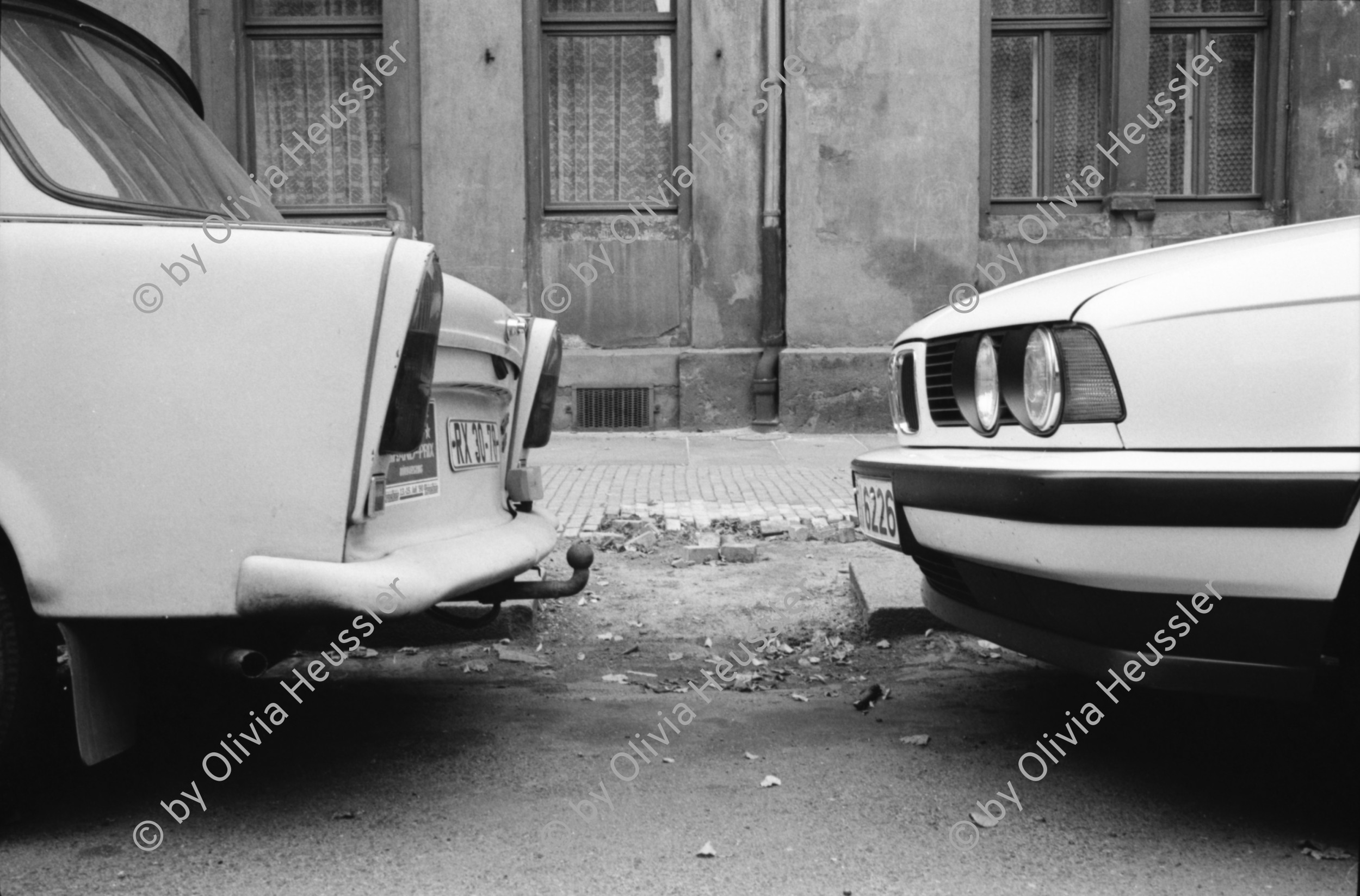 Image of sheet 19900750 photo 25: Geparkter Trabant und BMW, 1990 Berlin.

DDR; Deutschland; Fahrzeug; Trabant; BMW; PW; Strasse; Berlin; Parkplatz ; Germany ; Europe