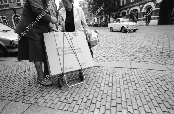 Image of sheet 19900750 photo 28: Im Kreiskulturhaus Treptow stellt Stefan Nestler aus. Puschkinallee. Leiter 'Longest' Frank Stein.In Dresden Interwiev mit Mayor Lutz Steidte E- Schulze Knuber Str. 5 8020 Dresden. Nr. 7 - 17. Gruppenbild auf Panzerdenkmal vor sowietischer Militärakademie. Aleks Weber Stefan Nestler, Judith Rieser und Olivia. Restaurant Stühle an der Elbe. Die Brücke 'Das Blaue Wunder' in Renovation. Stefan in seinem Atelier. Aleks im Auto.