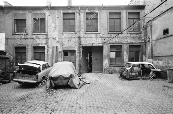 Image of sheet 19900750 photo 30: Im Kreiskulturhaus Treptow stellt Stefan Nestler aus. Puschkinallee. Leiter 'Longest' Frank Stein.In Dresden Interwiev mit Mayor Lutz Steidte E- Schulze Knuber Str. 5 8020 Dresden. Nr. 7 - 17. Gruppenbild auf Panzerdenkmal vor sowietischer Militärakademie. Aleks Weber Stefan Nestler, Judith Rieser und Olivia. Restaurant Stühle an der Elbe. Die Brücke 'Das Blaue Wunder' in Renovation. Stefan in seinem Atelier. Aleks im Auto.