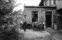 Image of sheet 19900750 photo 31: Stefan Nestler vor seinem Atelier, Dresden 1990.