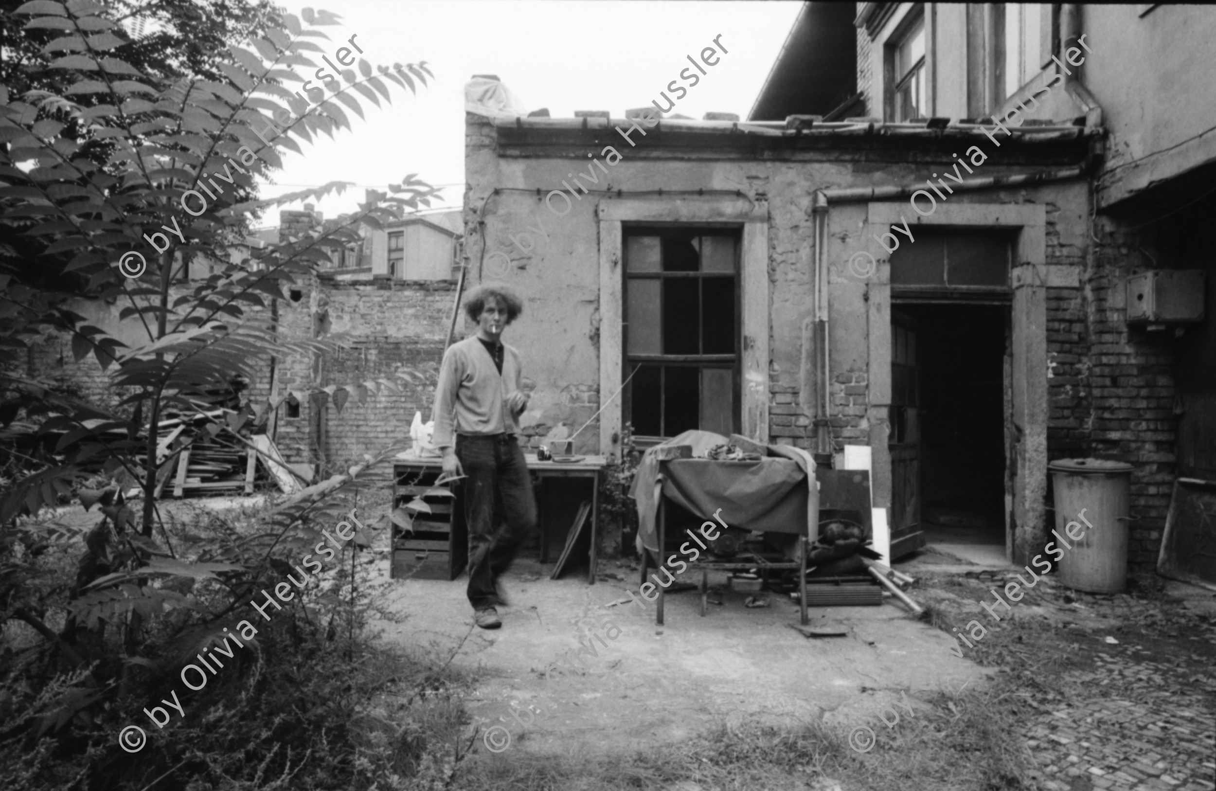 Image of sheet 19900750 photo 31: Stefan Nestler vor seinem Atelier, Dresden 1990.