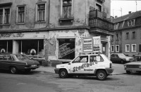 Image of sheet 19900750 photo 32: Im Kreiskulturhaus Treptow stellt Stefan Nestler aus. Puschkinallee. Leiter 'Longest' Frank Stein.In Dresden Interwiev mit Mayor Lutz Steidte E- Schulze Knuber Str. 5 8020 Dresden. Nr. 7 - 17. Gruppenbild auf Panzerdenkmal vor sowietischer Militärakademie. Aleks Weber Stefan Nestler, Judith Rieser und Olivia. Restaurant Stühle an der Elbe. Die Brücke 'Das Blaue Wunder' in Renovation. Stefan in seinem Atelier. Aleks im Auto.