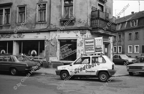 Image of sheet 19900750 photo 32: Im Kreiskulturhaus Treptow stellt Stefan Nestler aus. Puschkinallee. Leiter 'Longest' Frank Stein.In Dresden Interwiev mit Mayor Lutz Steidte E- Schulze Knuber Str. 5 8020 Dresden. Nr. 7 - 17. Gruppenbild auf Panzerdenkmal vor sowietischer Militärakademie. Aleks Weber Stefan Nestler, Judith Rieser und Olivia. Restaurant Stühle an der Elbe. Die Brücke 'Das Blaue Wunder' in Renovation. Stefan in seinem Atelier. Aleks im Auto.