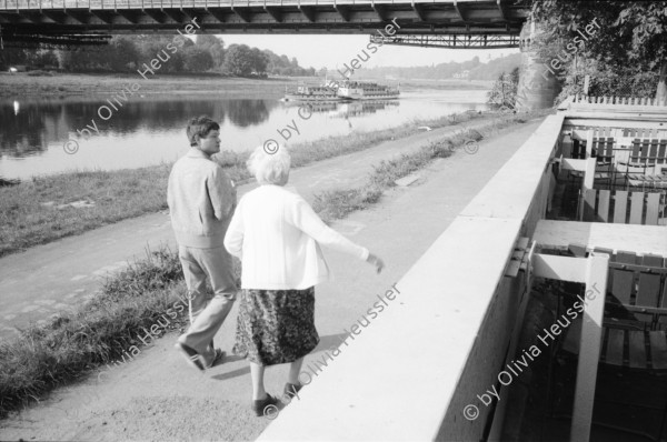 Image of sheet 19900750 photo 37: Im Kreiskulturhaus Treptow stellt Stefan Nestler aus. Puschkinallee. Leiter 'Longest' Frank Stein.In Dresden Interwiev mit Mayor Lutz Steidte E- Schulze Knuber Str. 5 8020 Dresden. Nr. 7 - 17. Gruppenbild auf Panzerdenkmal vor sowietischer Militärakademie. Aleks Weber Stefan Nestler, Judith Rieser und Olivia. Restaurant Stühle an der Elbe. Die Brücke 'Das Blaue Wunder' in Renovation. Stefan in seinem Atelier. Aleks im Auto.