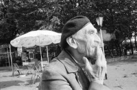 Image of sheet 19900760 photo 1: Portrait Marx Maux Graustr. 54 80 Dresden 86 jährig. In Winterthur geboren und Glockengiesser. Brücke Blaues Wunder in Dresden eingerüstet. Alteisen. In einer Home Gallery Galerie verbarikatierte Fenster. Eingang zum Volkspark Friedrichshain in Berlin. Denkmal zum Weltfriedenstag 01.09.89 von Hiroshima. grosse Glocke. Polen Denkmal 'Für Eure und unsere Freiheit'. Junge Skater Skaten mit Board über Treppe. Besetztes Haus Neue Schönhauserstr. 13 1020 Berlin. Ost Ostdeutschland Deutschland vor der Wende 1990 East Germany