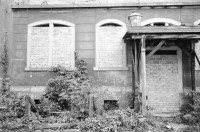 Image of sheet 19900760 photo 12: Portrait Marx Maux Graustr. 54 80 Dresden 86 jährig. In Winterthur geboren und Glockengiesser. Brücke Blaues Wunder in Dresden eingerüstet. Alteisen. In einer Home Gallery Galerie verbarikatierte Fenster. Eingang zum Volkspark Friedrichshain in Berlin. Denkmal zum Weltfriedenstag 01.09.89 von Hiroshima. grosse Glocke. Polen Denkmal 'Für Eure und unsere Freiheit'. Junge Skater Skaten mit Board über Treppe. Besetztes Haus Neue Schönhauserstr. 13 1020 Berlin. Ost Ostdeutschland Deutschland vor der Wende 1990 East Germany