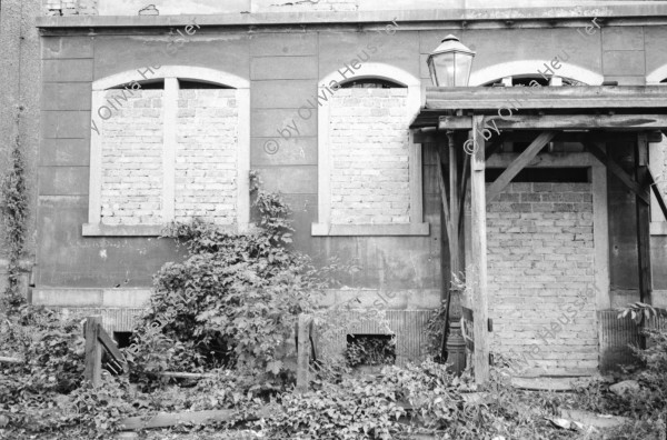 Image of sheet 19900760 photo 12: Portrait Marx Maux Graustr. 54 80 Dresden 86 jährig. In Winterthur geboren und Glockengiesser. Brücke Blaues Wunder in Dresden eingerüstet. Alteisen. In einer Home Gallery Galerie verbarikatierte Fenster. Eingang zum Volkspark Friedrichshain in Berlin. Denkmal zum Weltfriedenstag 01.09.89 von Hiroshima. grosse Glocke. Polen Denkmal 'Für Eure und unsere Freiheit'. Junge Skater Skaten mit Board über Treppe. Besetztes Haus Neue Schönhauserstr. 13 1020 Berlin. Ost Ostdeutschland Deutschland vor der Wende 1990 East Germany