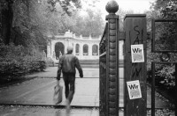 Image of sheet 19900760 photo 14: Portrait Marx Maux Graustr. 54 80 Dresden 86 jährig. In Winterthur geboren und Glockengiesser. Brücke Blaues Wunder in Dresden eingerüstet. Alteisen. In einer Home Gallery Galerie verbarikatierte Fenster. Eingang zum Volkspark Friedrichshain in Berlin. Denkmal zum Weltfriedenstag 01.09.89 von Hiroshima. grosse Glocke. Polen Denkmal 'Für Eure und unsere Freiheit'. Junge Skater Skaten mit Board über Treppe. Besetztes Haus Neue Schönhauserstr. 13 1020 Berlin. Ost Ostdeutschland Deutschland vor der Wende 1990 East Germany