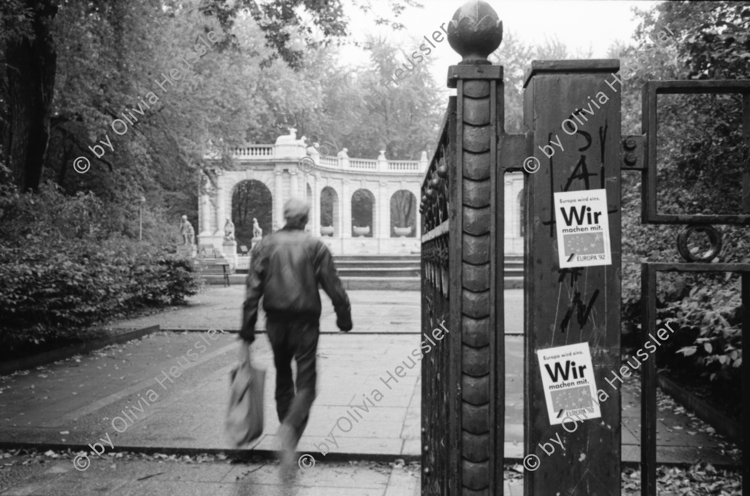 Image of sheet 19900760 photo 14: Portrait Marx Maux Graustr. 54 80 Dresden 86 jährig. In Winterthur geboren und Glockengiesser. Brücke Blaues Wunder in Dresden eingerüstet. Alteisen. In einer Home Gallery Galerie verbarikatierte Fenster. Eingang zum Volkspark Friedrichshain in Berlin. Denkmal zum Weltfriedenstag 01.09.89 von Hiroshima. grosse Glocke. Polen Denkmal 'Für Eure und unsere Freiheit'. Junge Skater Skaten mit Board über Treppe. Besetztes Haus Neue Schönhauserstr. 13 1020 Berlin. Ost Ostdeutschland Deutschland vor der Wende 1990 East Germany