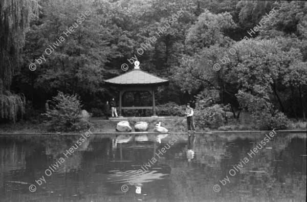 Image of sheet 19900760 photo 16: Portrait Marx Maux Graustr. 54 80 Dresden 86 jährig. In Winterthur geboren und Glockengiesser. Brücke Blaues Wunder in Dresden eingerüstet. Alteisen. In einer Home Gallery Galerie verbarikatierte Fenster. Eingang zum Volkspark Friedrichshain in Berlin. Denkmal zum Weltfriedenstag 01.09.89 von Hiroshima. grosse Glocke. Polen Denkmal 'Für Eure und unsere Freiheit'. Junge Skater Skaten mit Board über Treppe. Besetztes Haus Neue Schönhauserstr. 13 1020 Berlin. Ost Ostdeutschland Deutschland vor der Wende 1990 East Germany