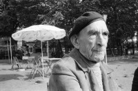 Image of sheet 19900760 photo 2: Portrait Marx Maux Graustr. 54 80 Dresden 86 jährig. In Winterthur geboren und Glockengiesser. Brücke Blaues Wunder in Dresden eingerüstet. Alteisen. In einer Home Gallery Galerie verbarikatierte Fenster. Eingang zum Volkspark Friedrichshain in Berlin. Denkmal zum Weltfriedenstag 01.09.89 von Hiroshima. grosse Glocke. Polen Denkmal 'Für Eure und unsere Freiheit'. Junge Skater Skaten mit Board über Treppe. Besetztes Haus Neue Schönhauserstr. 13 1020 Berlin. Ost Ostdeutschland Deutschland vor der Wende 1990 East Germany